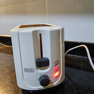 BLACK+DECKER ET125-B5 750W 2-Slice Cool Touch Toaster with Defrost & Reheat | Luxe Family Store
